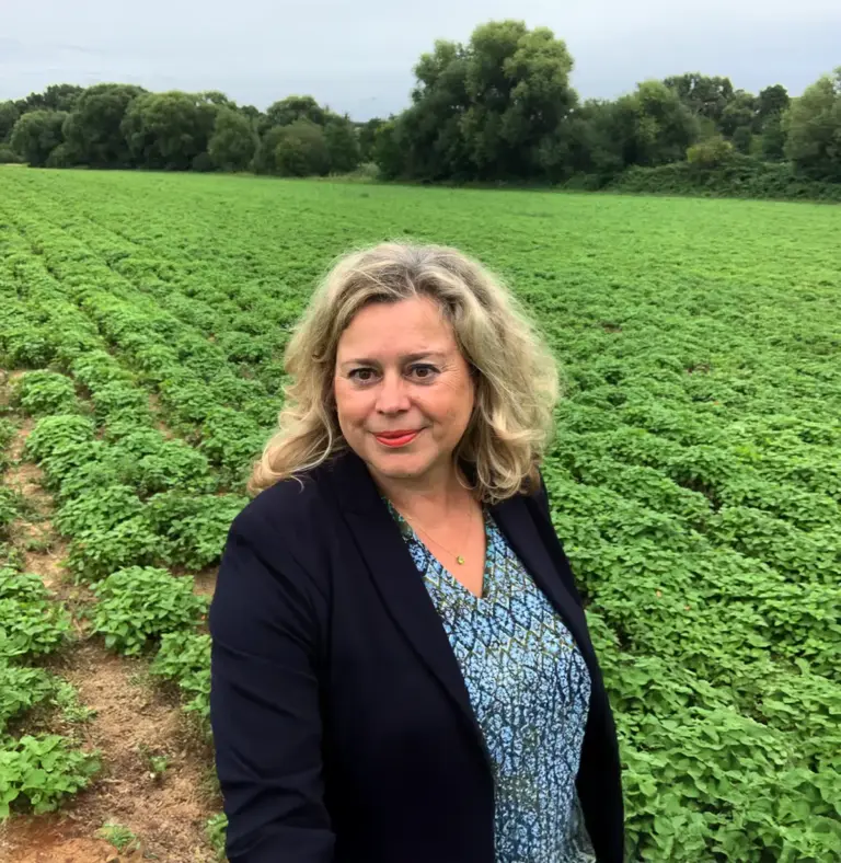 Dr. Sybille Buchwald-Werner in a field of green plants